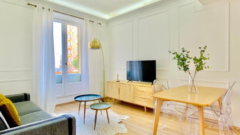 TV a/nebo společenská místnost v ubytování Designer Garden View AC, Fiber Wifi Heart of Monaco