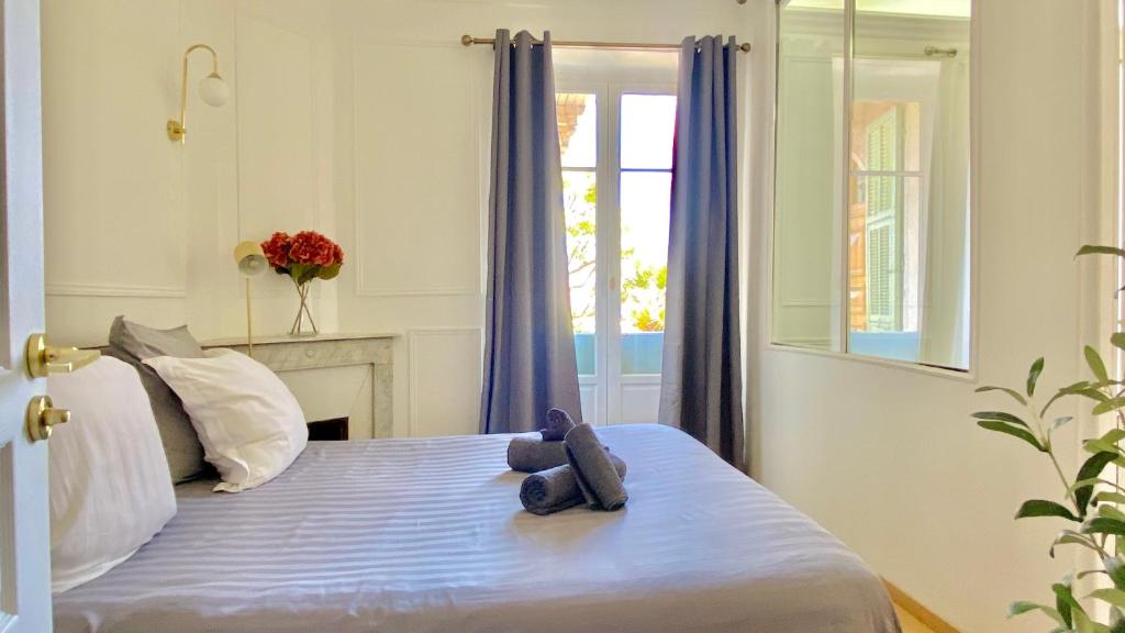 Postel nebo postele na pokoji v ubytování Designer Garden View AC, Fiber Wifi Heart of Monaco