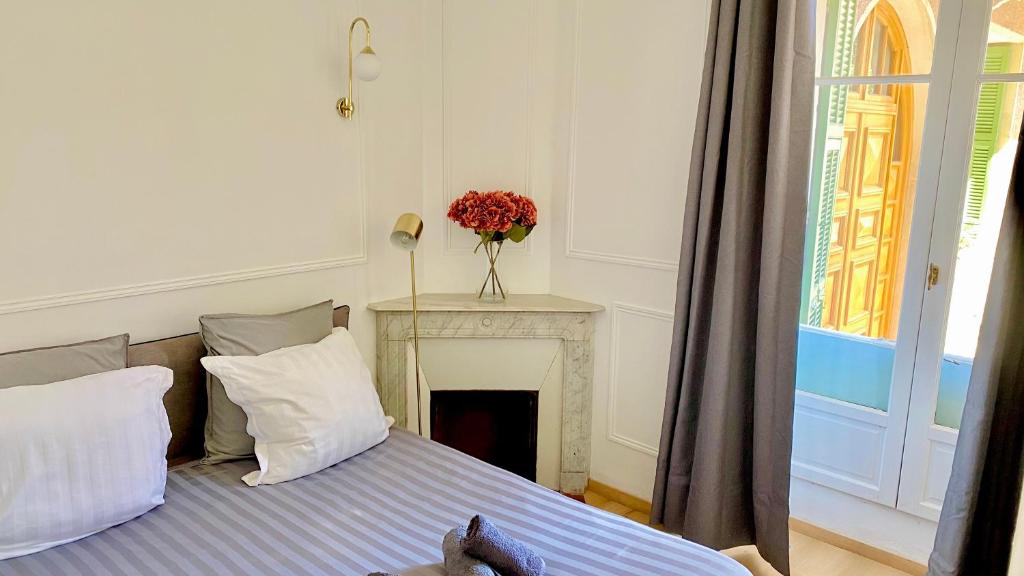 Postel nebo postele na pokoji v ubytování Designer Garden View AC, Fiber Wifi Heart of Monaco