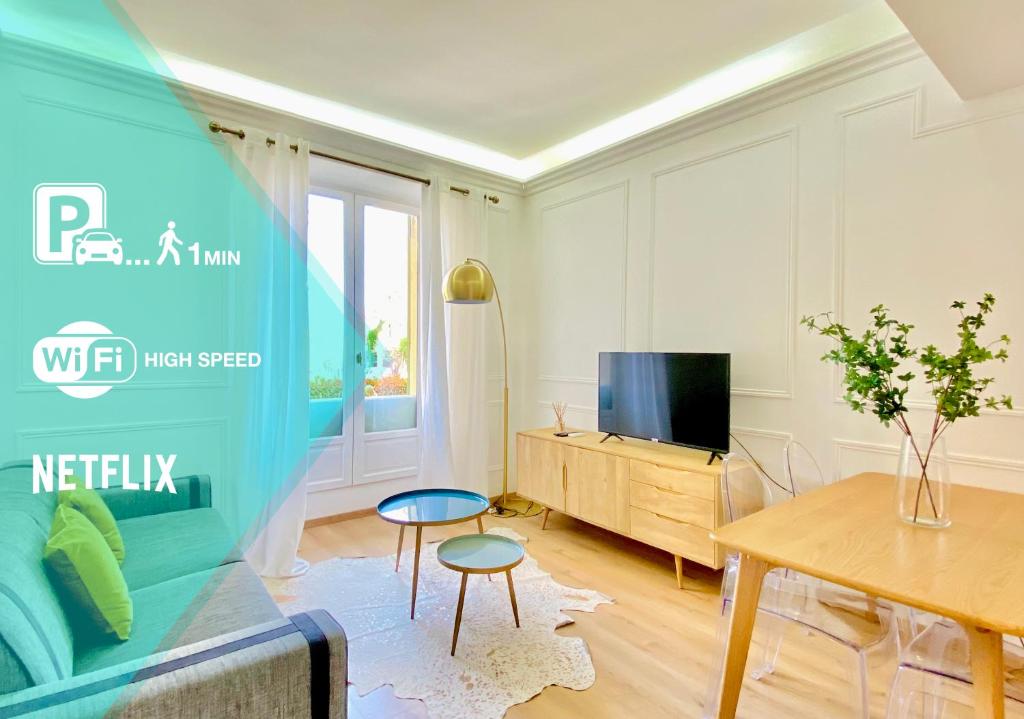 sala de estar con TV y mesa en Designer Garden View AC, Fiber Wifi Heart of Monaco en Montecarlo