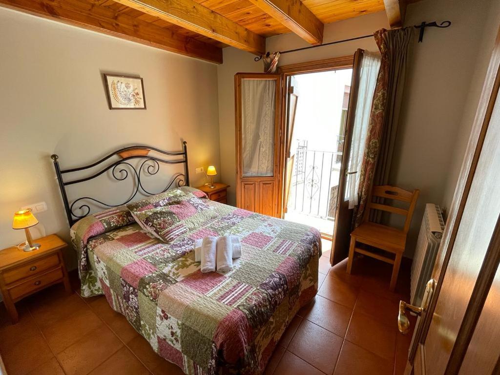 A bed or beds in a room at Casa Felipe Ordesa