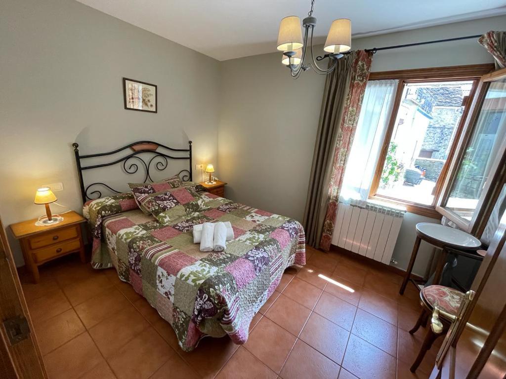 A bed or beds in a room at Casa Felipe Ordesa