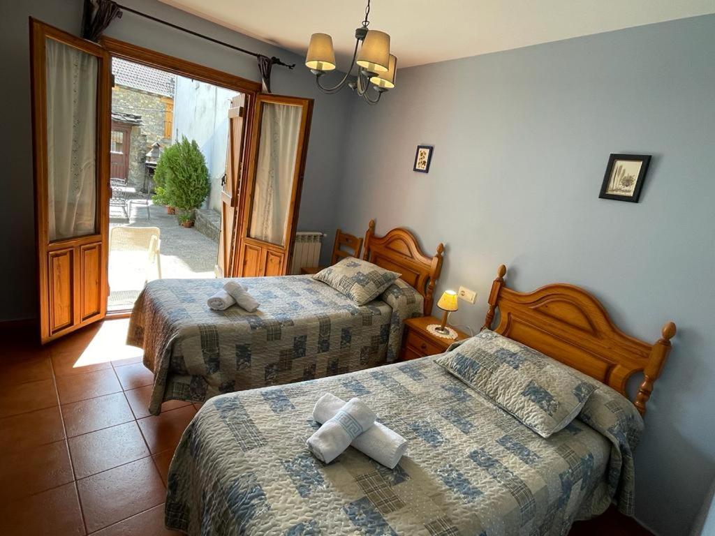 A bed or beds in a room at Casa Felipe Ordesa
