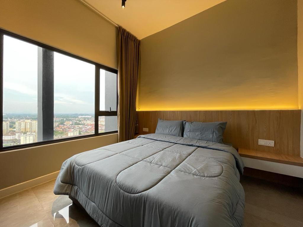 sypialnia z dużym łóżkiem i dużymi oknami w obiekcie Imperio.Res - 10 min to Jonker - PrivateRoom - 2 pax w Malakce