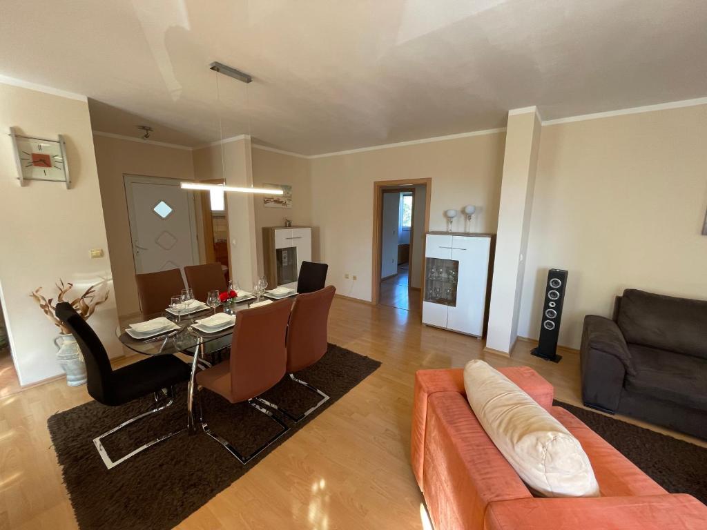 Posedenie v ubytovaní Apartment LaDoNi - #new#big#spacious#large garden