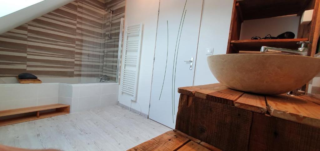 a bathroom with a sink and a bath tub at Maison 3 ch vue sur mer confortable lumineuse belle terrasse grand jardin 10 mn à pied de la plage - proche supérette et Omaha Beach in Vierville-sur-Mer