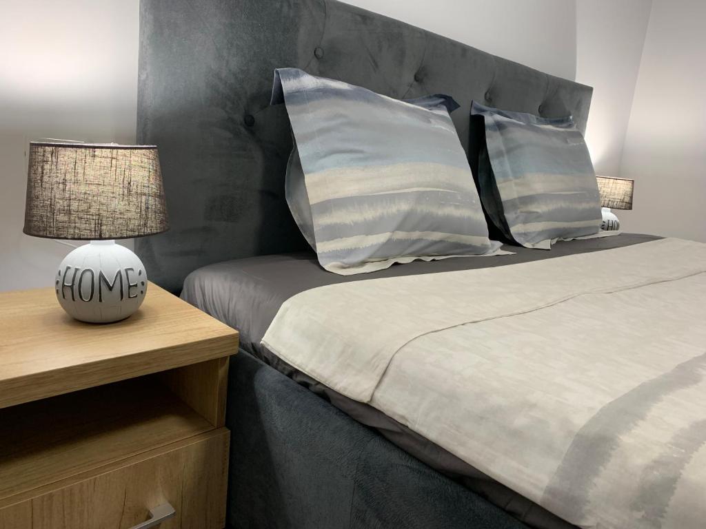 ein Schlafzimmer mit einem Bett mit zwei Lampen auf einem Nachttisch in der Unterkunft CityApart 7 - Cazare în Mamaia Nord, lângă plajă, cu vedere la mare in Mamaia Nord – Năvodari
