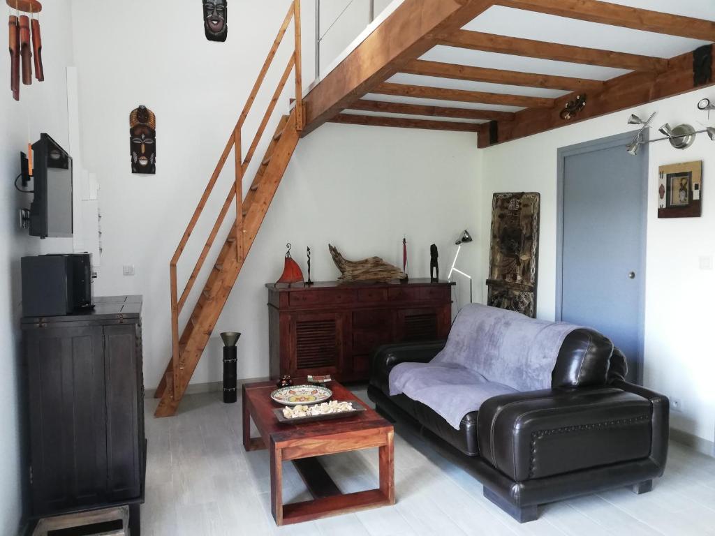 a living room with a couch and a table at Ô Sauternes in Sauternes