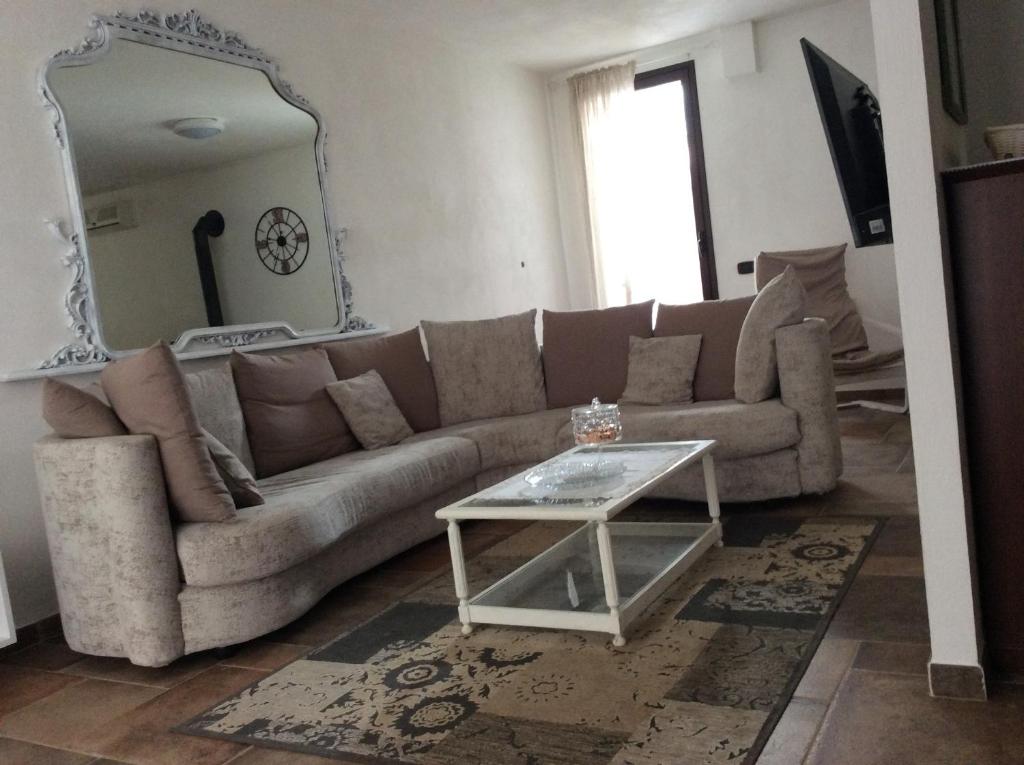 ein Wohnzimmer mit einem Sofa und einem Tisch in der Unterkunft Casa Vacanze Marinella in Marinella di Selinunte
