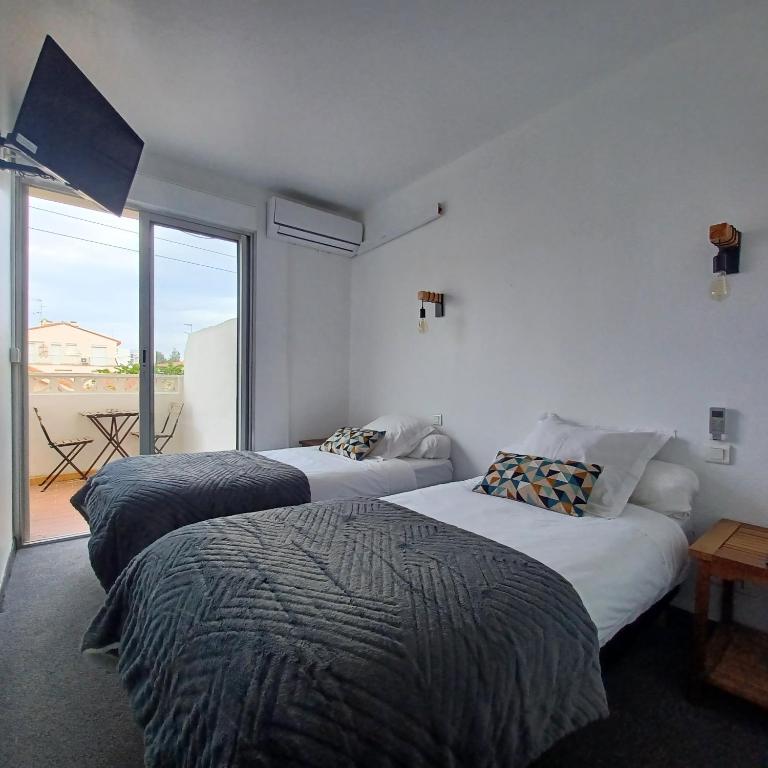 Postel nebo postele na pokoji v ubytování Ezz'Hotel Canet
