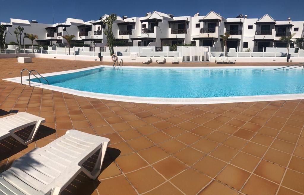 basen w ośrodku z budynkami w tle w obiekcie El Buen Retiro w mieście Playa Blanca