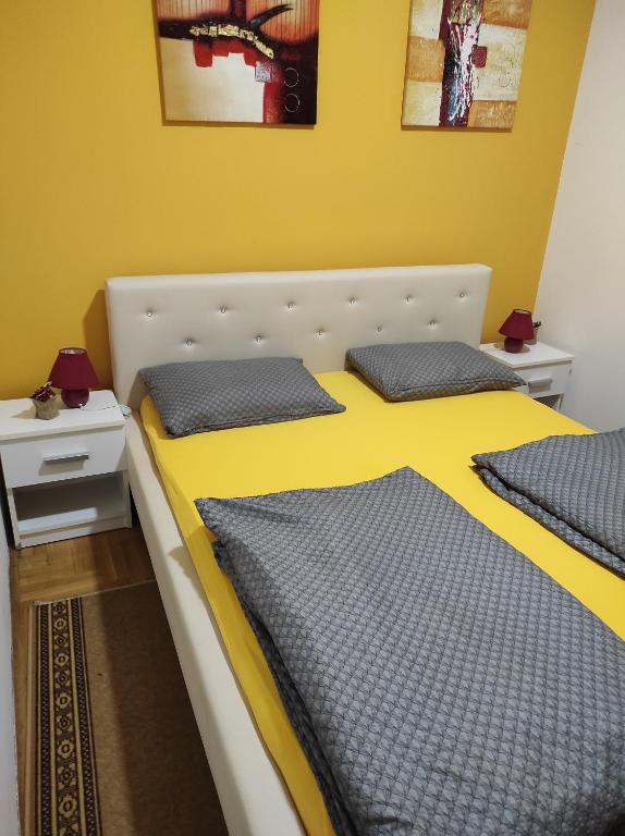 A bed or beds in a room at Apartman Marina sa garazom
