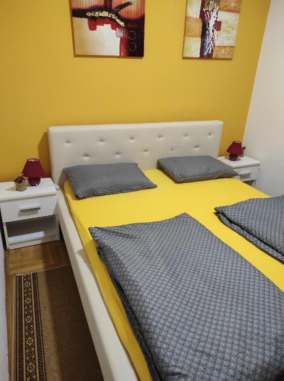 Katil atau katil-katil dalam bilik di Apartman Marina sa garazom