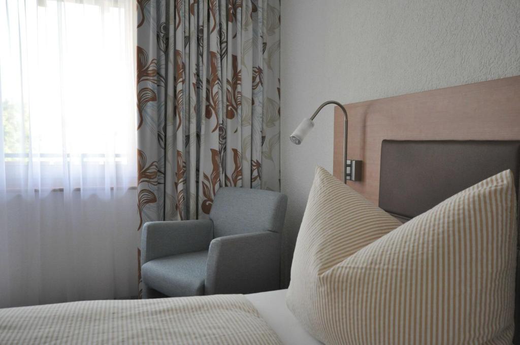 Postel nebo postele na pokoji v ubytování Hotel-Pension-Jasmin