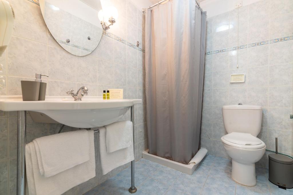 Vannituba majutusasutuses Hotel Omirikon