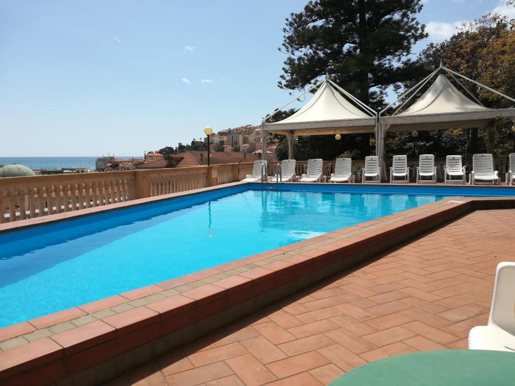 Bazén v ubytování Hotel Miramare nebo v jeho okolí