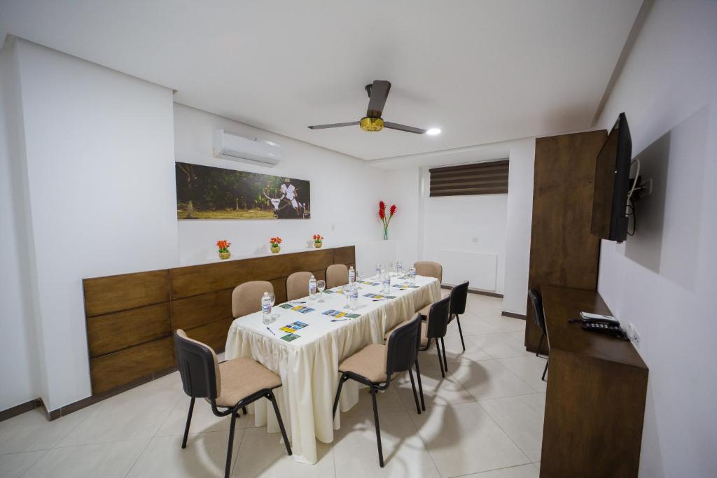 TV a/nebo společenská místnost v ubytování Hotel Ribera Sinu