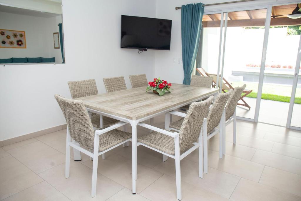 TV a/nebo společenská místnost v ubytování Hotel Oasis-Dream Holidays - La Petite France