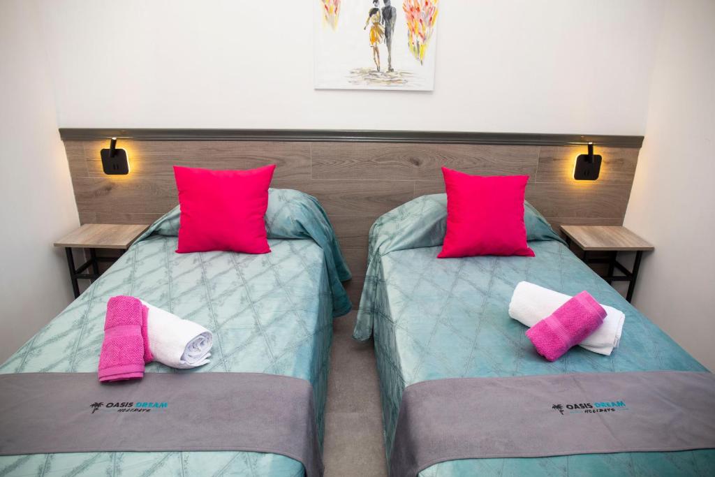 Postel nebo postele na pokoji v ubytování Hotel Oasis-Dream Holidays - La Petite France