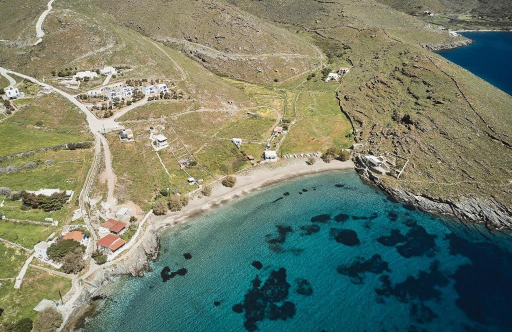 una vista aérea de una isla con un cuerpo de agua en Tramontana Suites, en Áyios Stéfanos