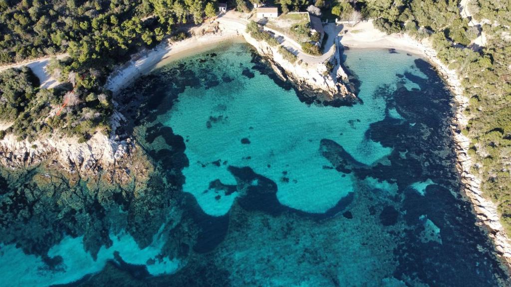 een luchtzicht op een strand met blauw water bij BEACH HOUSE STEFI in Golfo Aranci