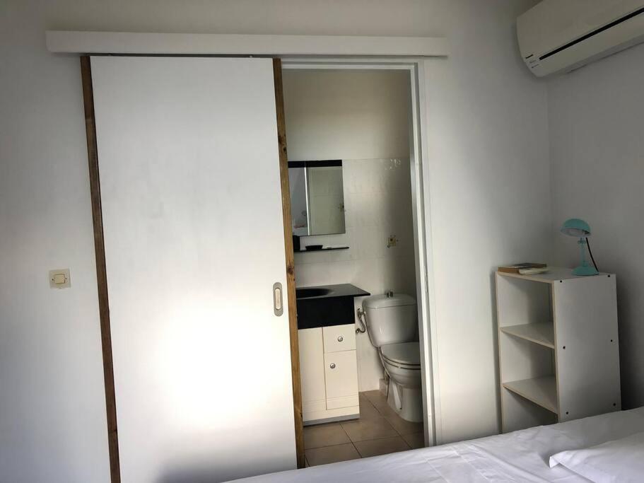 Postelja oz. postelje v sobi nastanitve Appartement vue mer. Anse à l'âne. Trois ilets