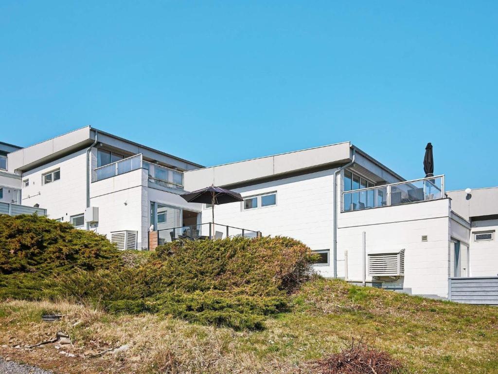 une maison blanche au sommet d'une colline dans l'établissement Holiday home Allinge XXI, à Allinge