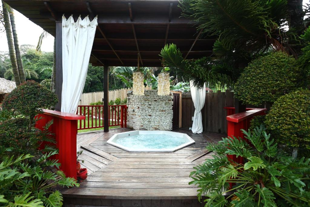 Bazén v ubytování New! Cozy mountain villa with a beautiful garden and private jacuzzi! nebo v jeho okolí