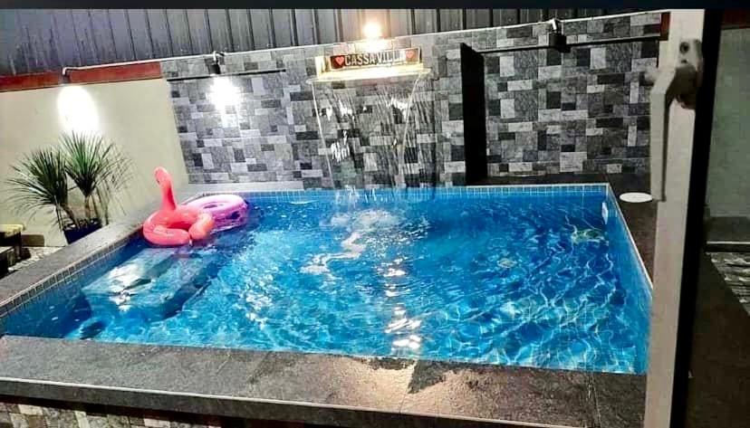 - une piscine avec un flamingo rose dans l'établissement Cassa Villa Guest House Pasir Mas, à Pasir Mas