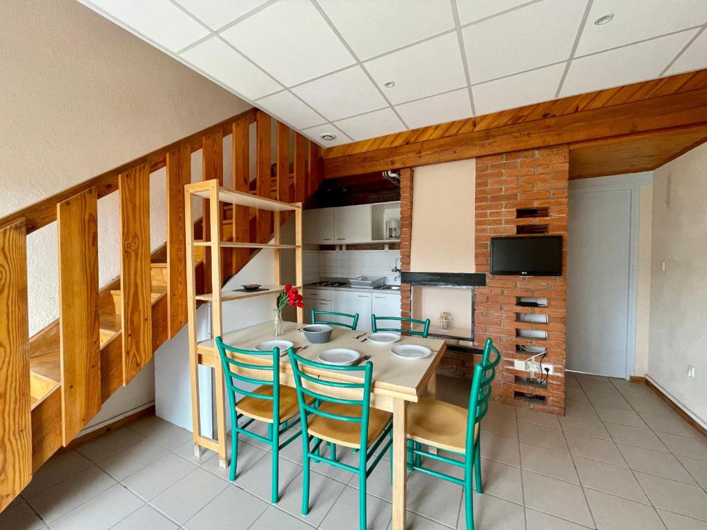 una cucina e una sala da pranzo con tavolo e sedie di Gîte Cayres, 3 pièces, 7 personnes - FR-1-582-341 a Cayres