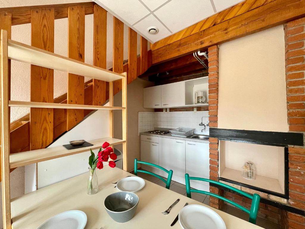 uma cozinha com mesa e cadeiras num quarto em Gîte Cayres, 3 pièces, 7 personnes - FR-1-582-342 em Cayres