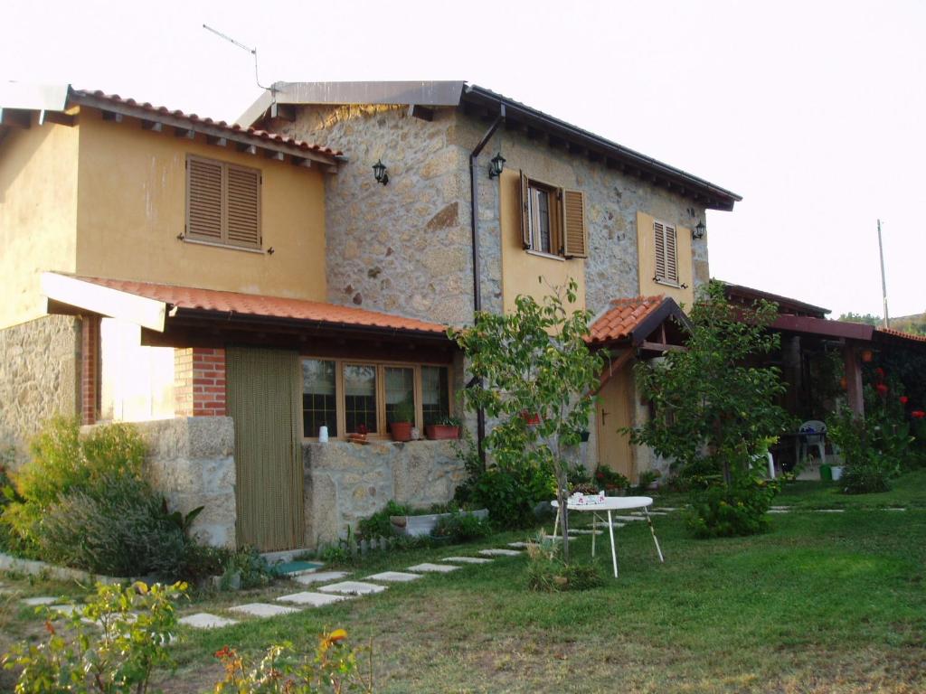 una casa con un tavolo davanti di Casa Batucela a Monte Serrano