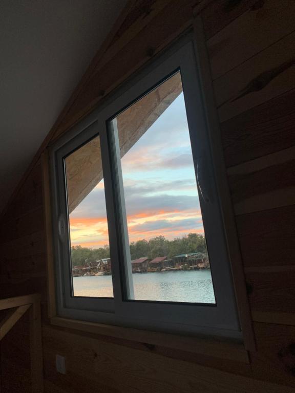 een raam in een kamer met uitzicht op het water bij Pearl Cottage Ada Bojana in Ulcinj