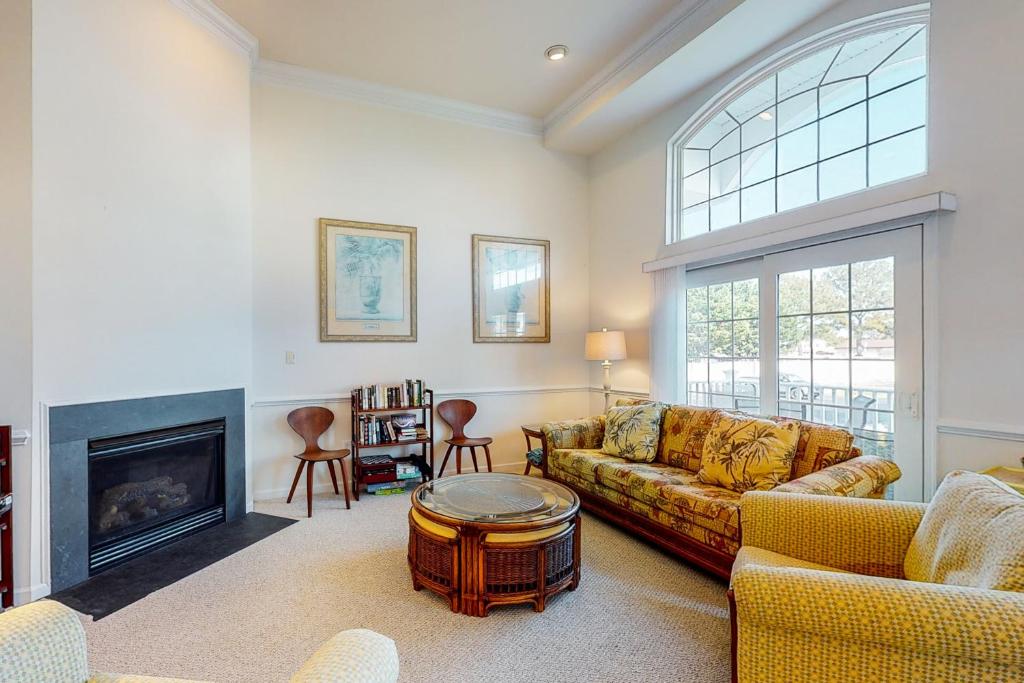 a living room with a couch and a fireplace at Bayside Bethany Lakes N Mill 89 in Ocean View