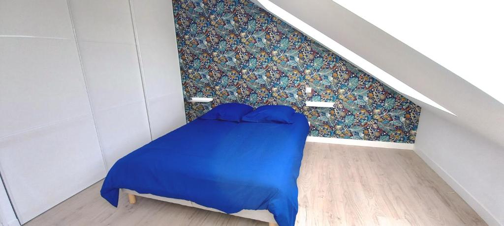 Cama azul en una habitación con pared en Histoire de Loire La Gabare, en Saumur