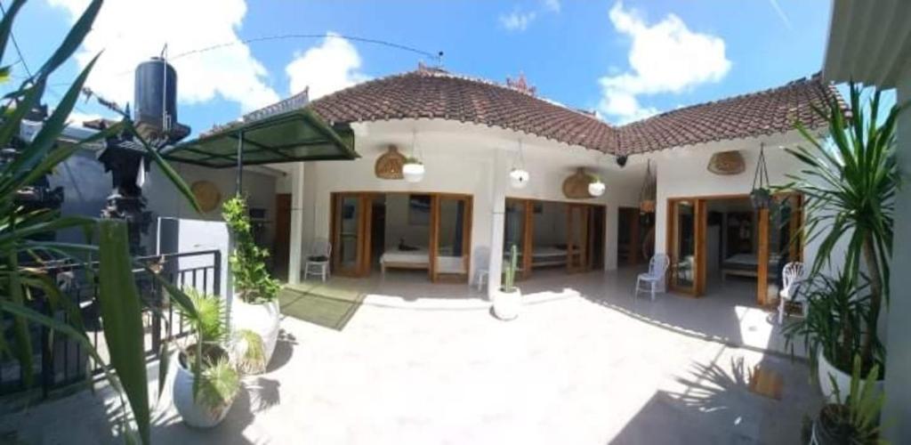 een huis met een patio ervoor bij Villa Temple in Canggu