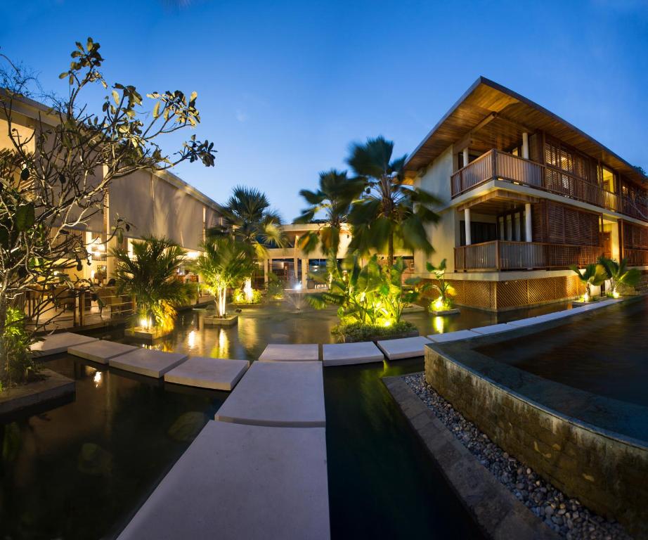 Taman di luar Dhevatara Beach Hotel