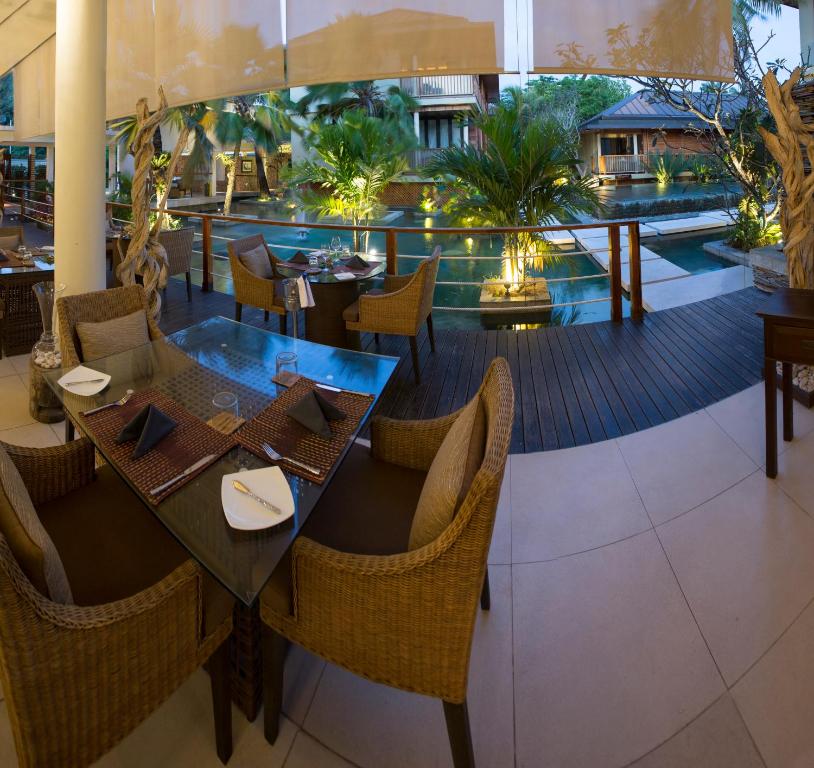 Ruang duduk di Dhevatara Beach Hotel