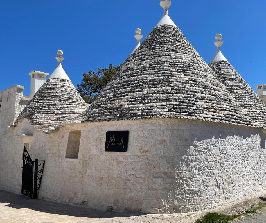un edificio con techo con un cartel. en Martina Trulli Relais, en Locorotondo