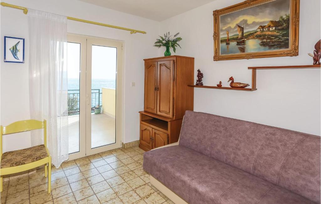Posedenie v ubytovaní Apartment Omis With Sea View 03