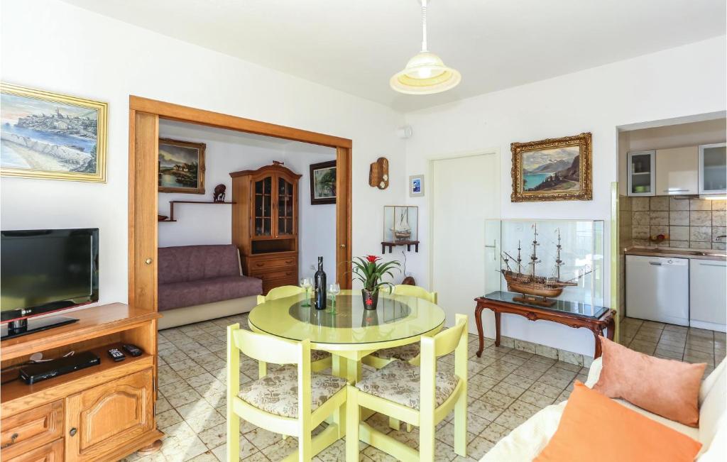 Kuchyňa alebo kuchynka v ubytovaní Apartment Omis With Sea View 03