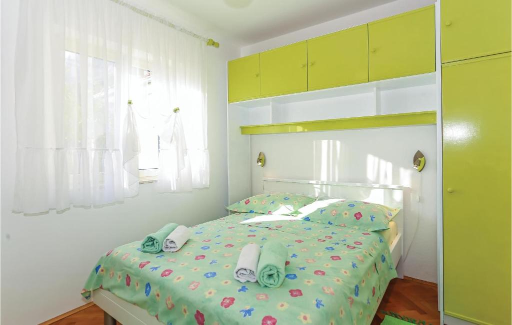 Posteľ alebo postele v izbe v ubytovaní Apartment Omis With Sea View 03