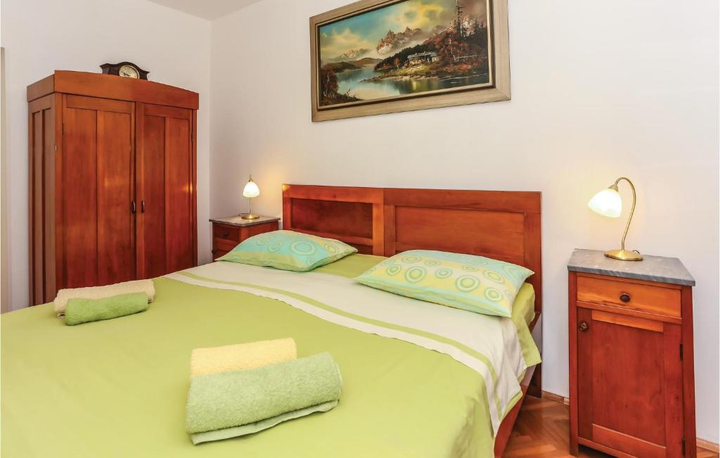 Posteľ alebo postele v izbe v ubytovaní Apartment Omis With Sea View 03