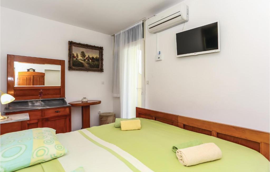 Posteľ alebo postele v izbe v ubytovaní Apartment Omis With Sea View 03