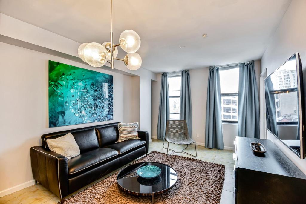 Гостиная зона в Gorgeous 2BD next to the convention center and reading terminal