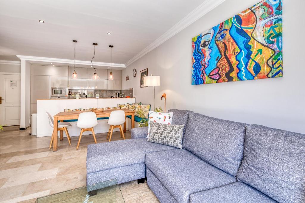 salon z kanapą i jadalnią w obiekcie Hanami Puerto Alto PA 4-4 w mieście Estepona