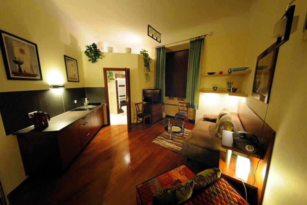 ein Wohnzimmer mit einem Sofa und einem Tisch in der Unterkunft Selene - Pantheon Apartments in Krakau