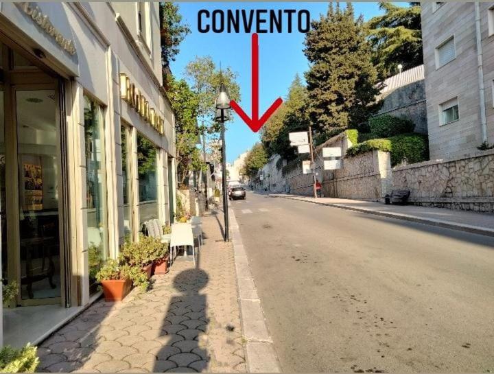 une flèche rouge pointant vers le bas d'une rue de la ville dans l'établissement HOTEL PACE, à San Giovanni Rotondo
