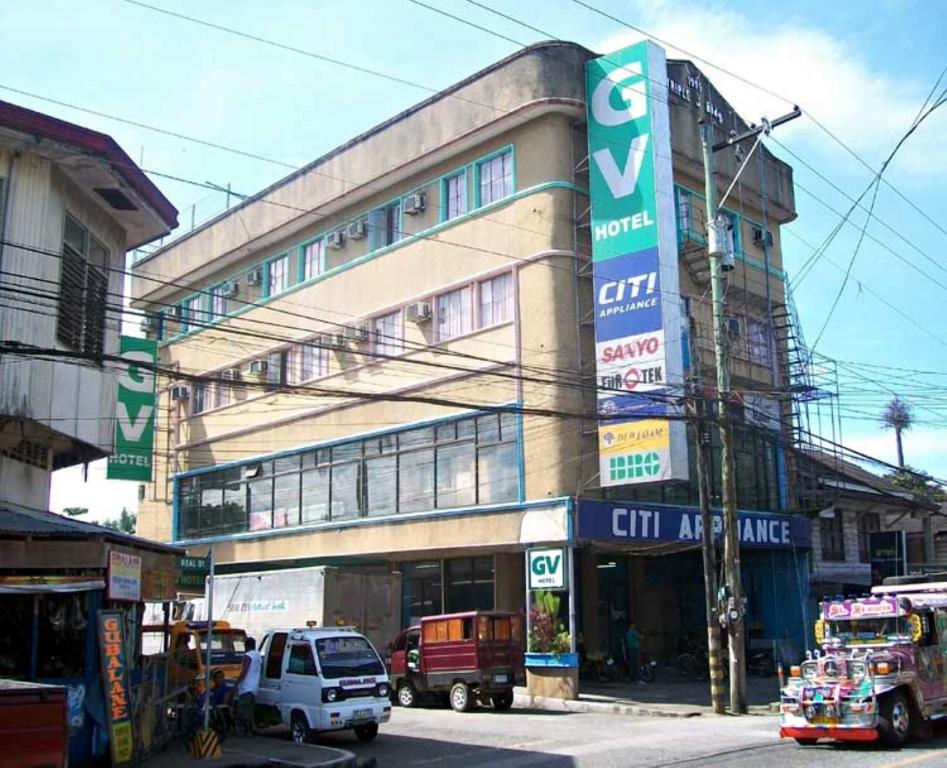 ein hohes Gebäude mit davor geparkt in der Unterkunft GV Hotel - Ormoc in Ormoc City