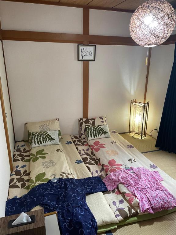 een bed in een kamer van 1 m2 bij Komorebi in Uji